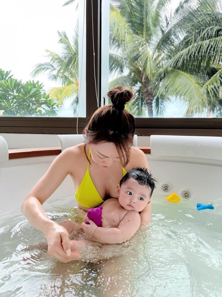Vợ 3kém 16 tuổi của chi bảo tắm cho con trai mẹ trắngnõn nà con trai đáng yêu - 5