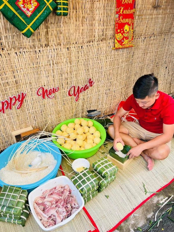 Vợ chồng hải băng dựng chòi lá trước cửa biệt thự các con hào hứng gói bánh chưng - 5