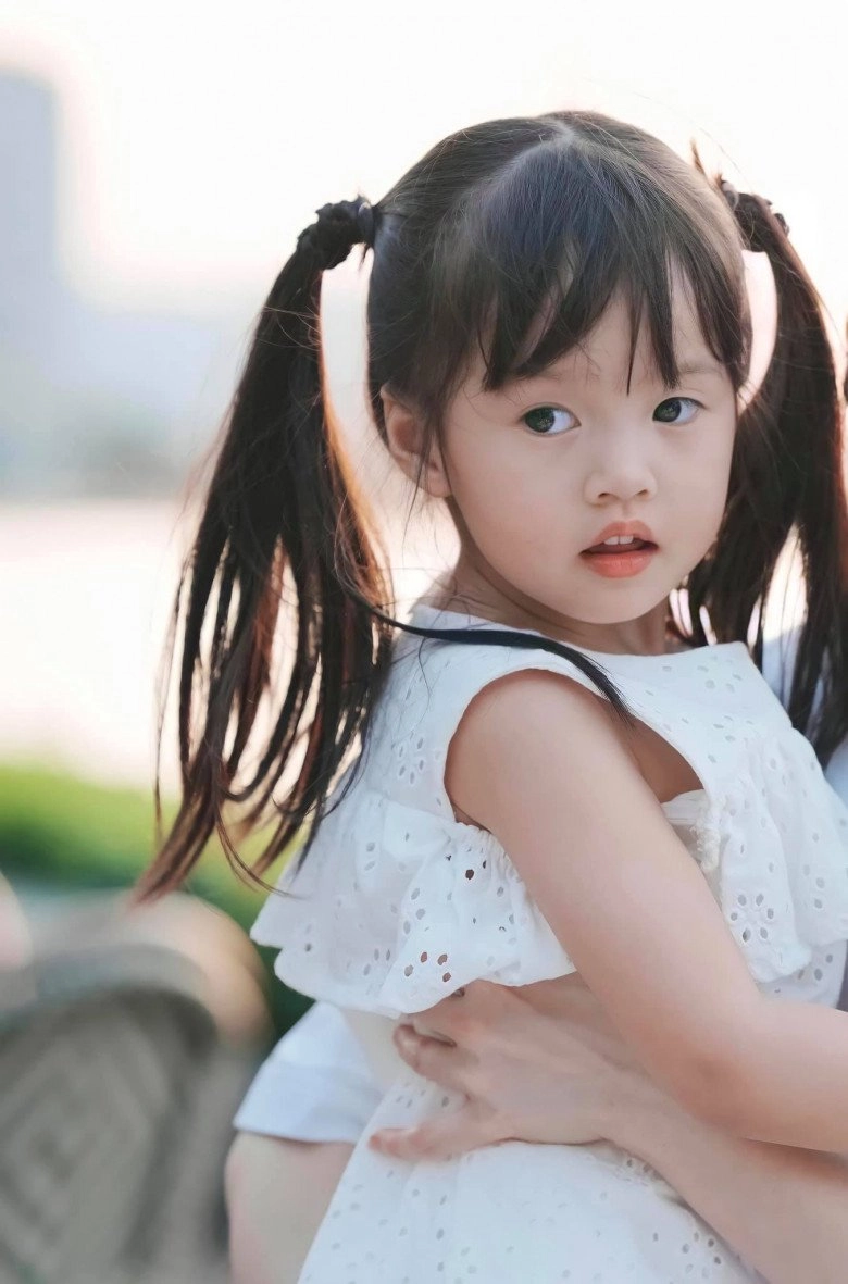 Vợ chồng hoa hậu đặng thu thảo đưa hai con du lịch nước ngoài bé gái ấn tượng vì chân dài miên man - 8