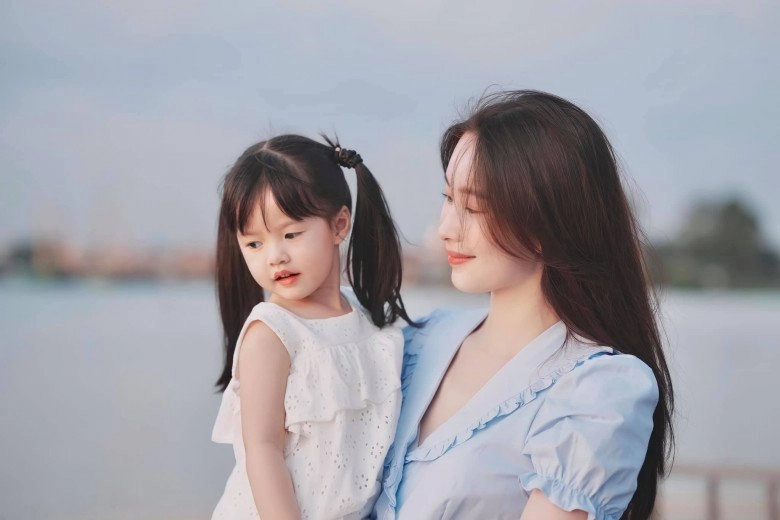 Vợ chồng hoa hậu đặng thu thảo đưa hai con du lịch nước ngoài bé gái ấn tượng vì chân dài miên man - 9