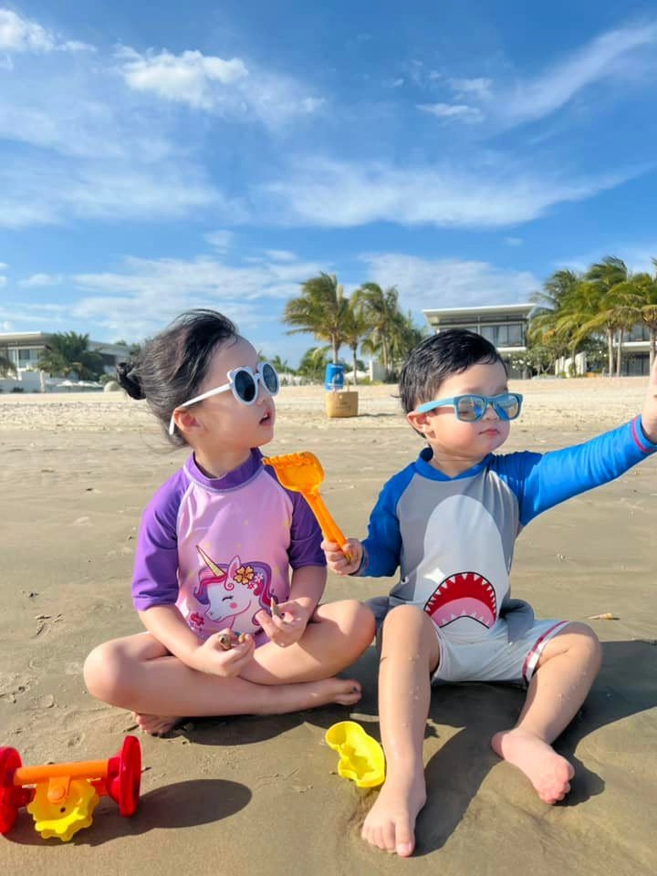 Vợ chồng hoa hậu đặng thu thảo đưa hai con du lịch nước ngoài bé gái ấn tượng vì chân dài miên man - 11
