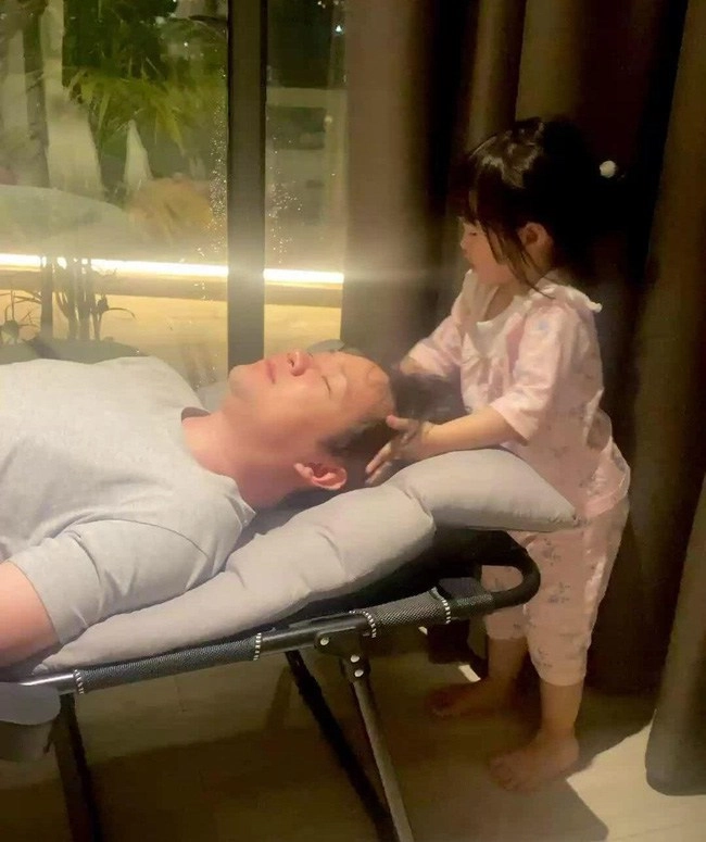 Vợ chồng hoa hậu đặng thu thảo đưa hai con du lịch nước ngoài bé gái ấn tượng vì chân dài miên man - 13