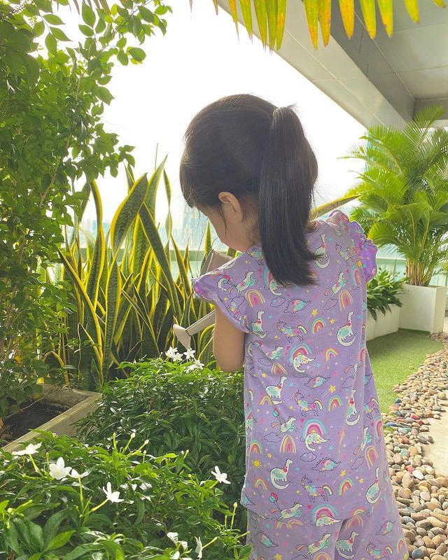Vợ chồng hoa hậu đặng thu thảo đưa hai con du lịch nước ngoài bé gái ấn tượng vì chân dài miên man - 14