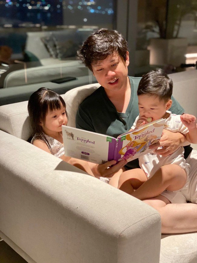 Vợ chồng hoa hậu đặng thu thảo đưa hai con du lịch nước ngoài bé gái ấn tượng vì chân dài miên man - 17
