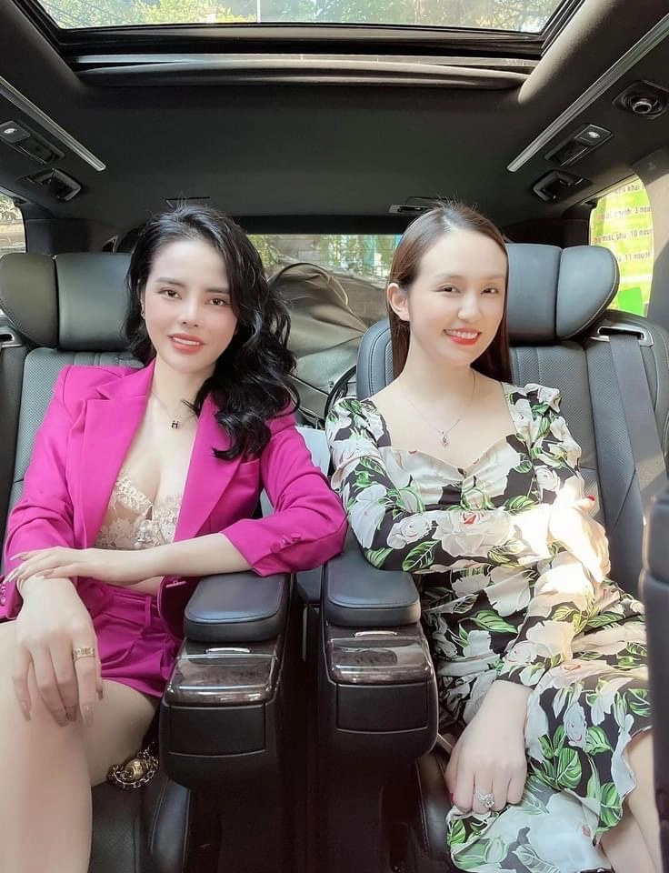 Vợ chủ tịch của tuấn hưng dù đụng hàng nhan nhản nhưng gái 3 con đẹp chẳng thua minh tinh - 4