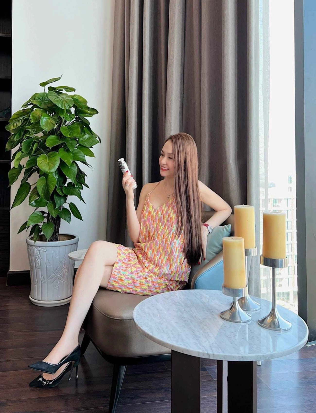 Vợ chủ tịch của tuấn hưng khoe đôi chân kiếm nhật nhưng dân tình chỉ dán mắt vào 1 điểm - 4