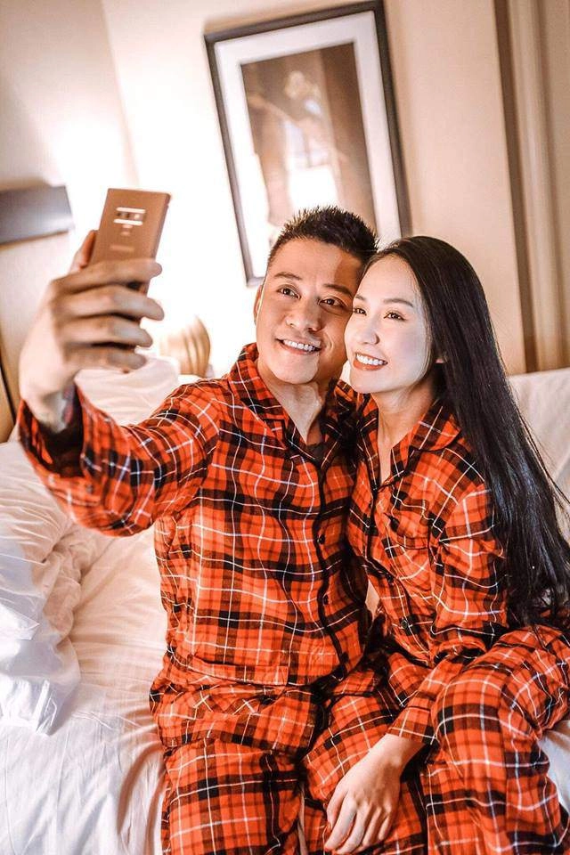 Vợ chủ tịch đẹp như tiên nữ tuấn hưng đi đâu cũng ăn mặc đồng điệu như khẳng định chủ quyền - 9