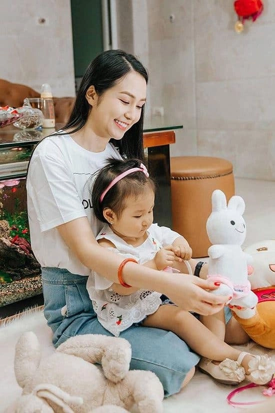 Vợ đại gia của tuấn hưng khoe con bé trai đẹp như trai hàn con gái chẳng kém mỹ nhân - 8