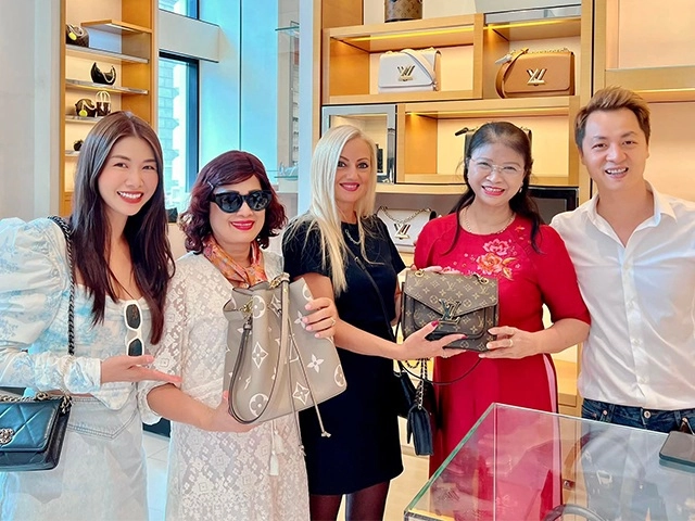 Vợ đại gia minh nhựa đu idol mua cả lô đồ dior chanel hàng trăm triệu để xem concert - 11
