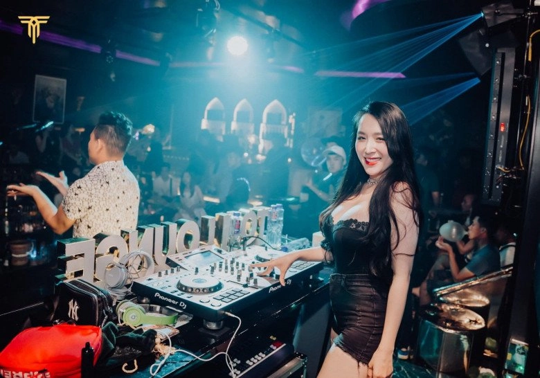 Vợ dj của khắc việt cứ lên bar là ăn mặc trễ nải nay khoe ảnh bikini phải xin phép chồng - 1