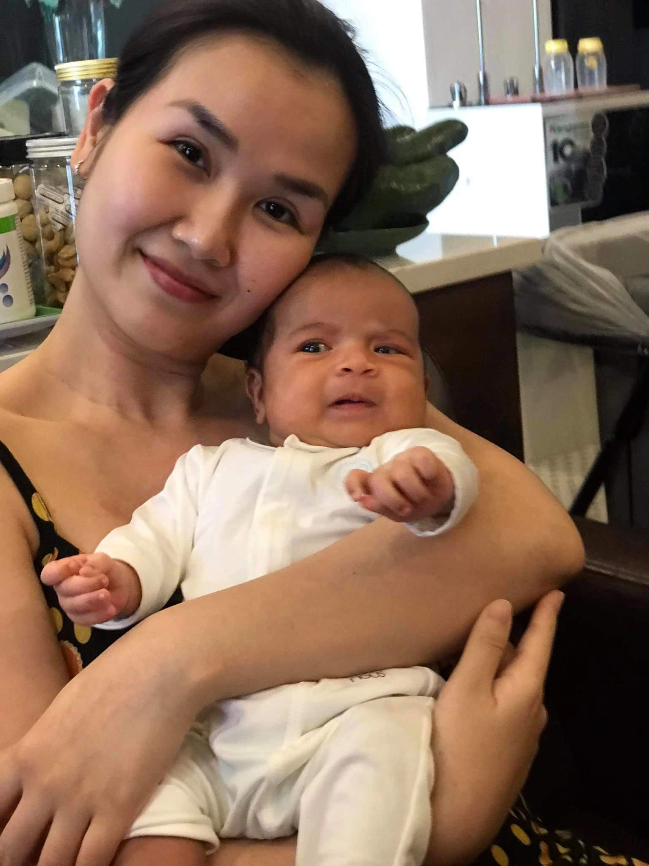 Võ hạ trâm khoe con gái lai ấn bú sạch 2 bầu ngực không khóc đêm các mẹ xin vía - 4