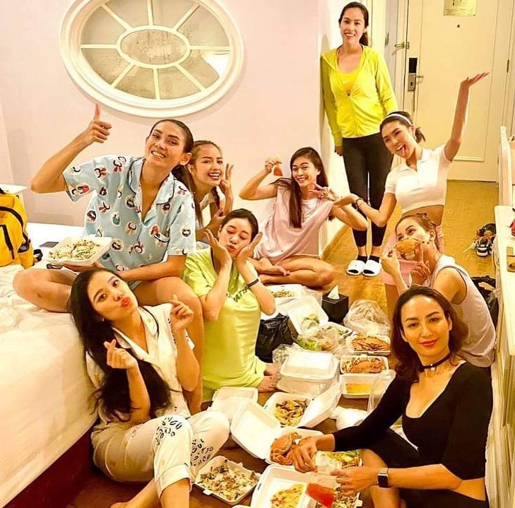 Võ hoàng yến cùng dàn hoa - á hậu khoe dáng với áo tắm phô diễn chân dài tuyệt phẩm - 1