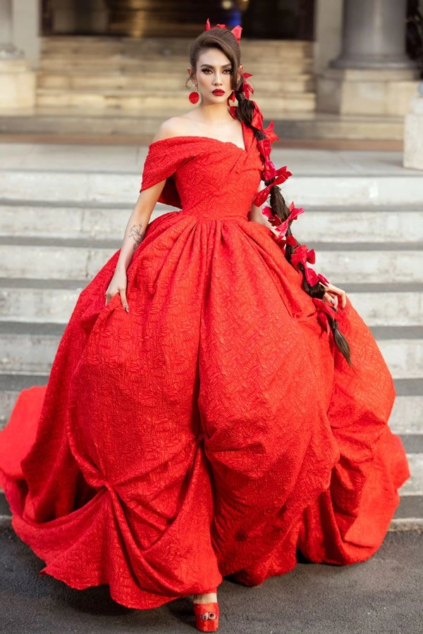 Võ hoàng yến hóa công chúa trong chiếc váy nặng 30kg và bộ tóc dài 2 mét - 1