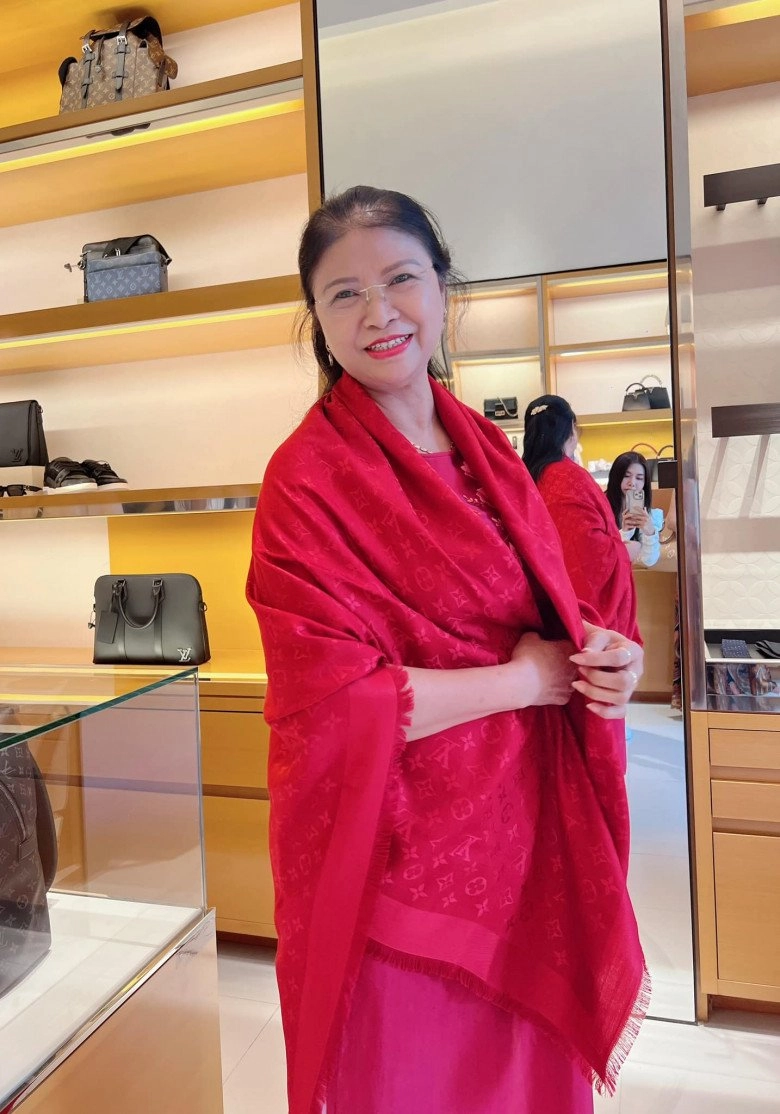Vợ hotgirl của đăng khôi đã đẹp lại hiếu thảo chi 15 tỷ đưa mẹ chồng và mẹ ruột đi châu âu shopping - 4