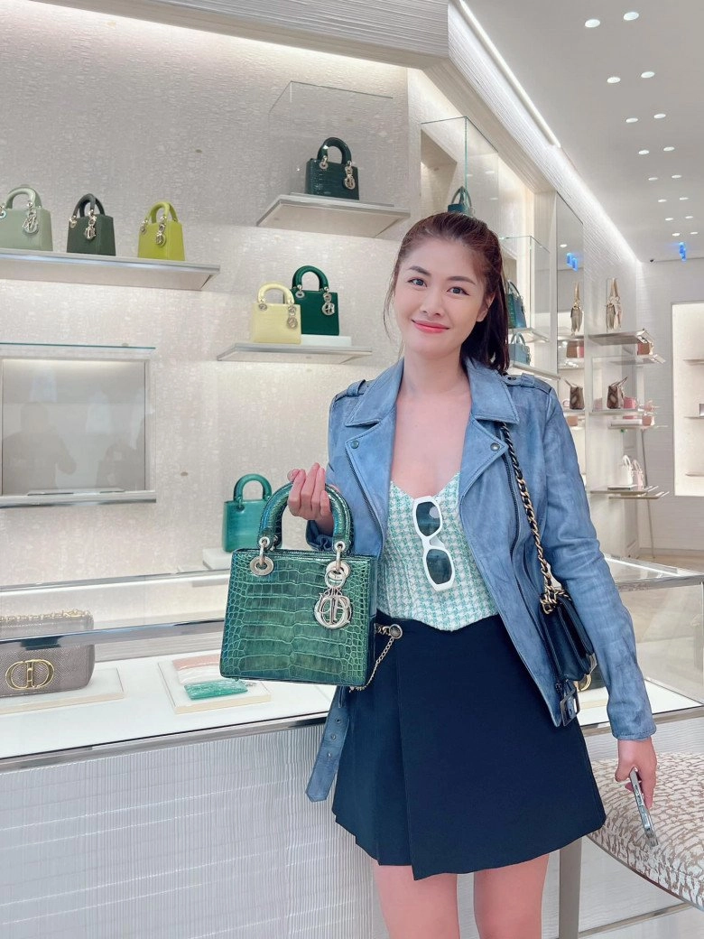 Vợ hotgirl của đăng khôi đã đẹp lại hiếu thảo chi 15 tỷ đưa mẹ chồng và mẹ ruột đi châu âu shopping - 7