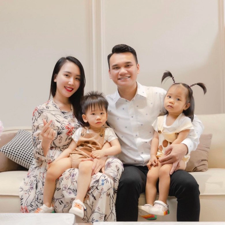 Vợ khắc việt một tay chăm cặp song sinh vẫn đẹp mòn con mắt mặc áo giấu quần như chị của con - 1