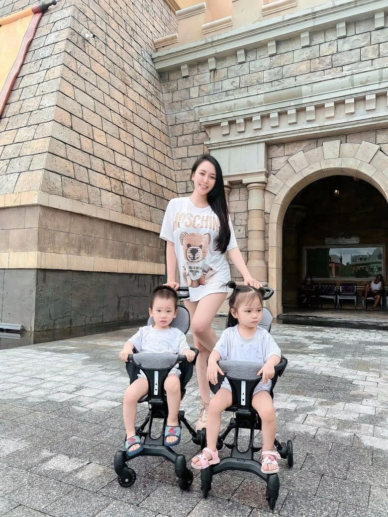 Vợ khắc việt một tay chăm cặp song sinh vẫn đẹp mòn con mắt mặc áo giấu quần như chị của con - 3