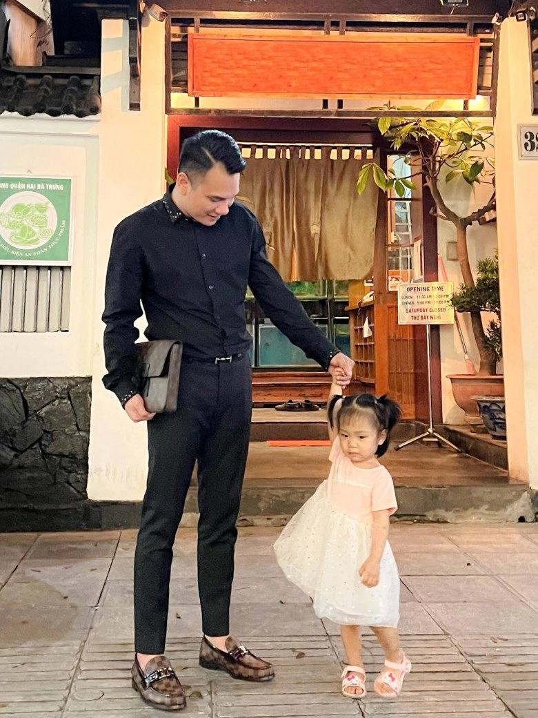 Vợ khắc việt một tay chăm cặp song sinh vẫn đẹp mòn con mắt mặc áo giấu quần như chị của con - 6