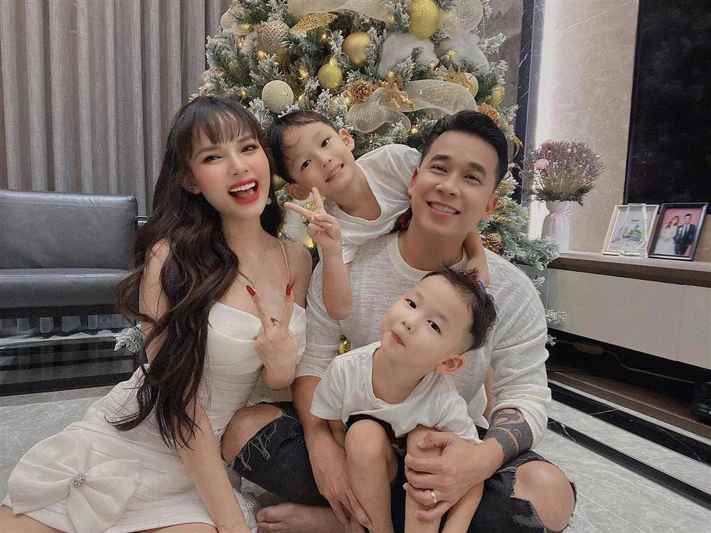 Vợ lê hoàng liên tục kéo áo che vòng 1 khi livestream làm mẹ 2 con ở nhà 40 tỷ - 11