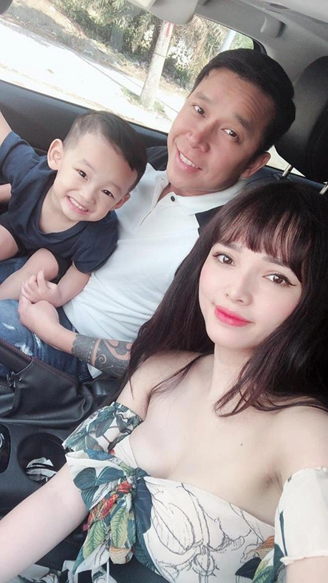 Vợ lê hoàng liên tục kéo áo che vòng 1 khi livestream làm mẹ 2 con ở nhà 40 tỷ - 12
