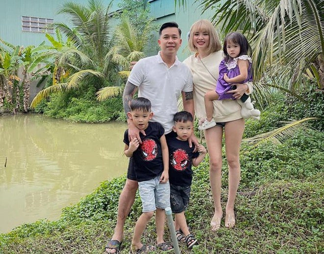 Vợ lê hoàng liên tục kéo áo che vòng 1 khi livestream làm mẹ 2 con ở nhà 40 tỷ - 15