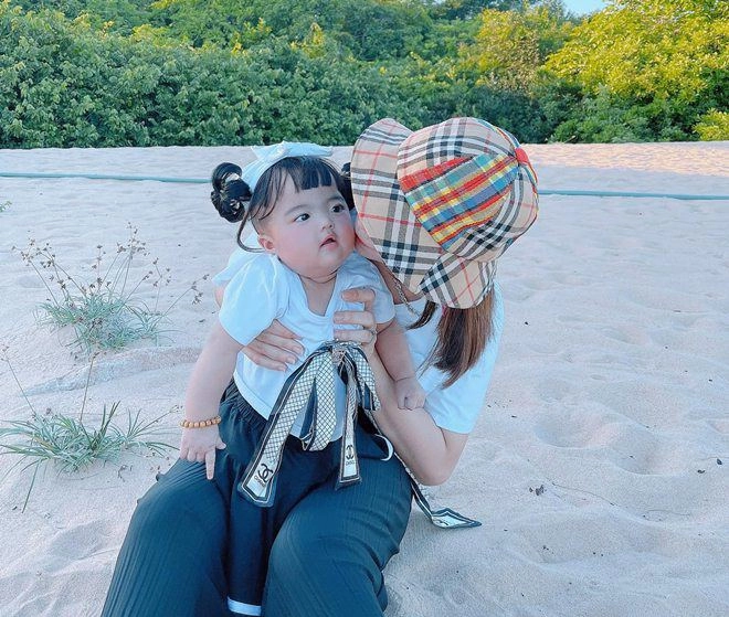Vợ mạc văn khoa khẳng định mặc ai rủa cứ rủa vẫn khoe hình con gái đều đặn - 9