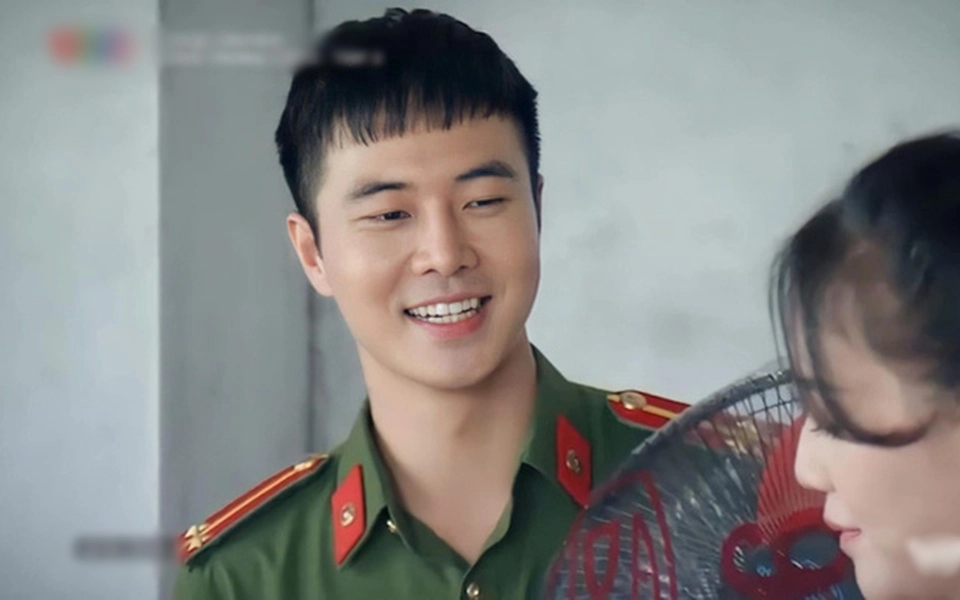Vợ ngoài đời của anh đông công an phố trong làng là mc vtv mặc đẹp miễn chê - 1