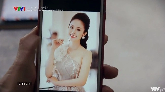 Vợ ngoài đời của anh đông công an phố trong làng là mc vtv mặc đẹp miễn chê - 2