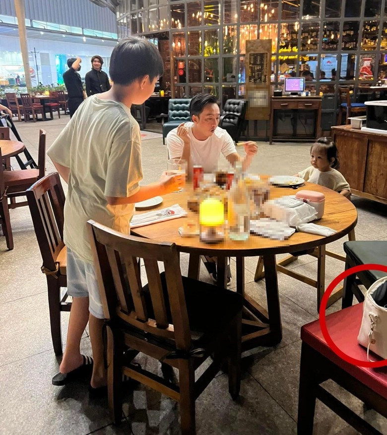 Vợ vắng nhà cường đôla khoe đưa 2 con đánh lẻ ăn ngoài trên bàn có chiếc túi nữ khả nghi - 5