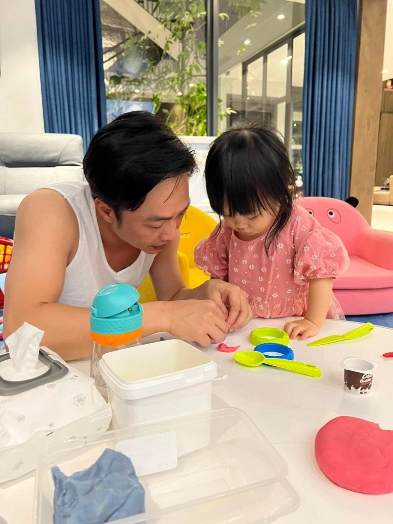 Vợ vắng nhà cường đôla khoe đưa 2 con đánh lẻ ăn ngoài trên bàn có chiếc túi nữ khả nghi - 6