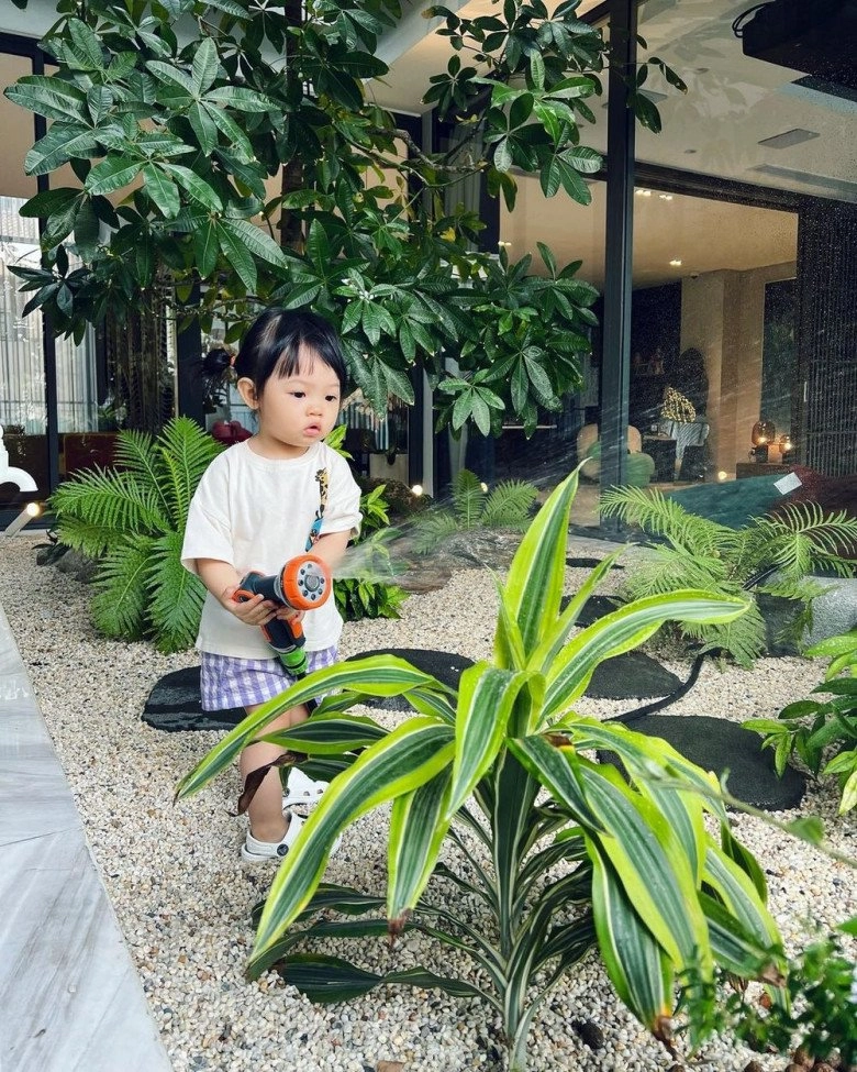 Vợ vắng nhà cường đôla khoe đưa 2 con đánh lẻ ăn ngoài trên bàn có chiếc túi nữ khả nghi - 8