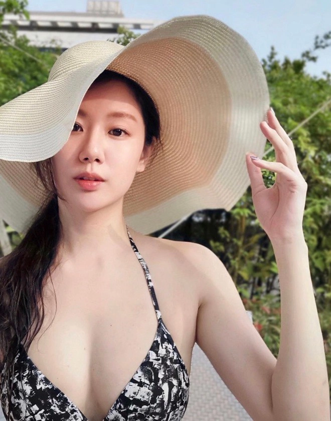Vợ vừa chăm convừa làm việc trên giường quá nóng bỏng chồng thấy cảnh này khó kìm lòng - 4