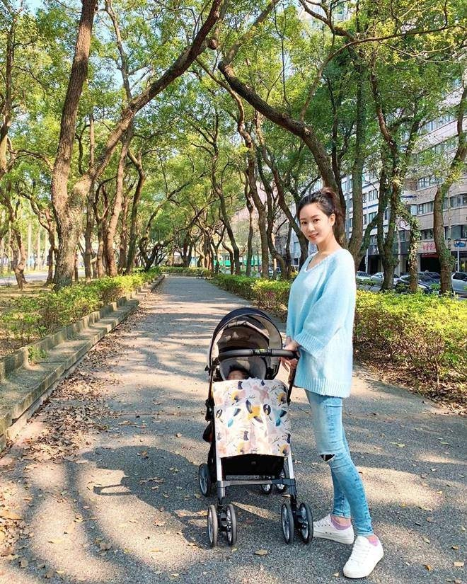 Vợ vừa chăm convừa làm việc trên giường quá nóng bỏng chồng thấy cảnh này khó kìm lòng - 8