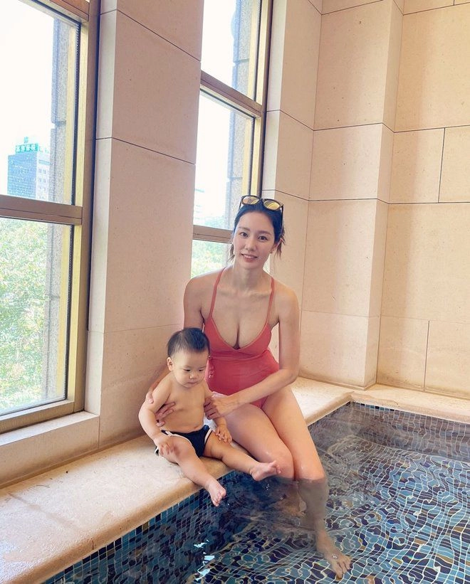 Vợ vừa chăm convừa làm việc trên giường quá nóng bỏng chồng thấy cảnh này khó kìm lòng - 10