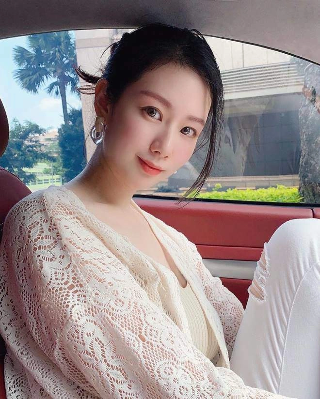 Vợ vừa chăm convừa làm việc trên giường quá nóng bỏng chồng thấy cảnh này khó kìm lòng - 11