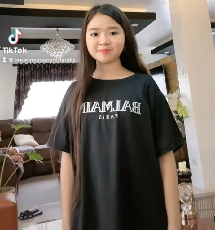 Vóc dáng lớn phổng phao đẹp nhưthiếu nữ của bé gái được đại gia dubaibao nuôi từ 5 tuổi - 12