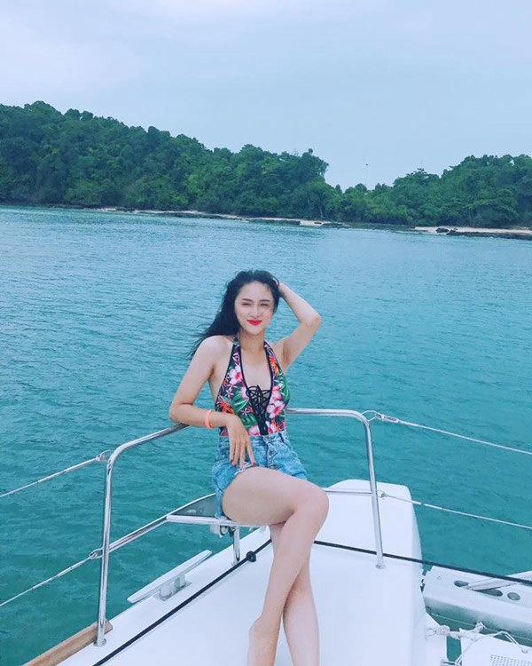 Vòng eo nhỏ đến mức bị đồn cắt xương sườn hương giang ngày càng chăm khoe dáng nuột - 13