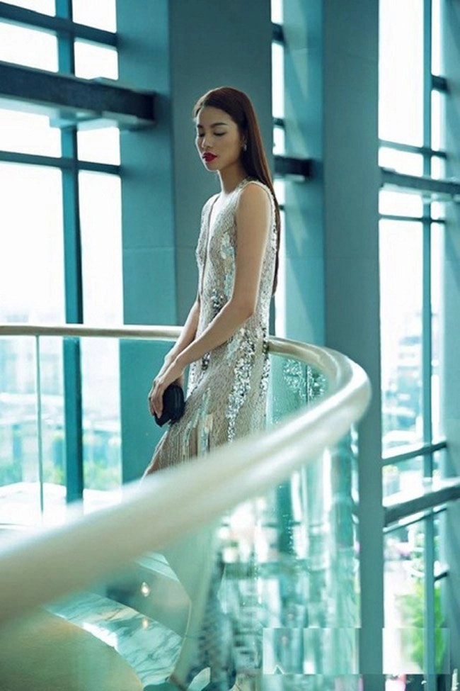 Vòng một khiêm tốn nhưng hoa hậu phạm hương quyết không nâng ngực - 10