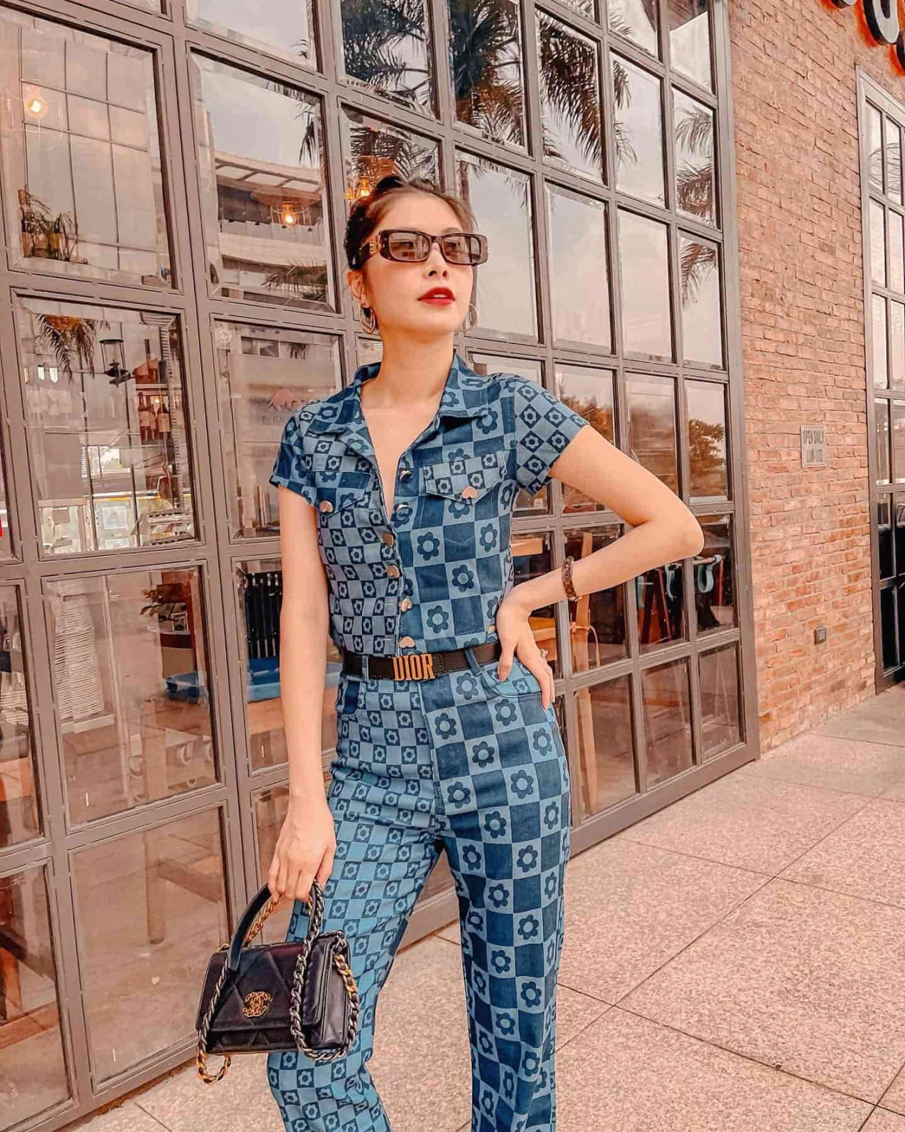 Vừa được ra phố bà xã hotgirl của đăng khôi đã bung lụa dát hàng hiệu từ đầu tới chân - 1