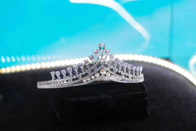 Vừa hết nhiệm kỳ vương miện tiara của á hậu xứ quảng gãy gập kim cương rớt tứ tung - 3
