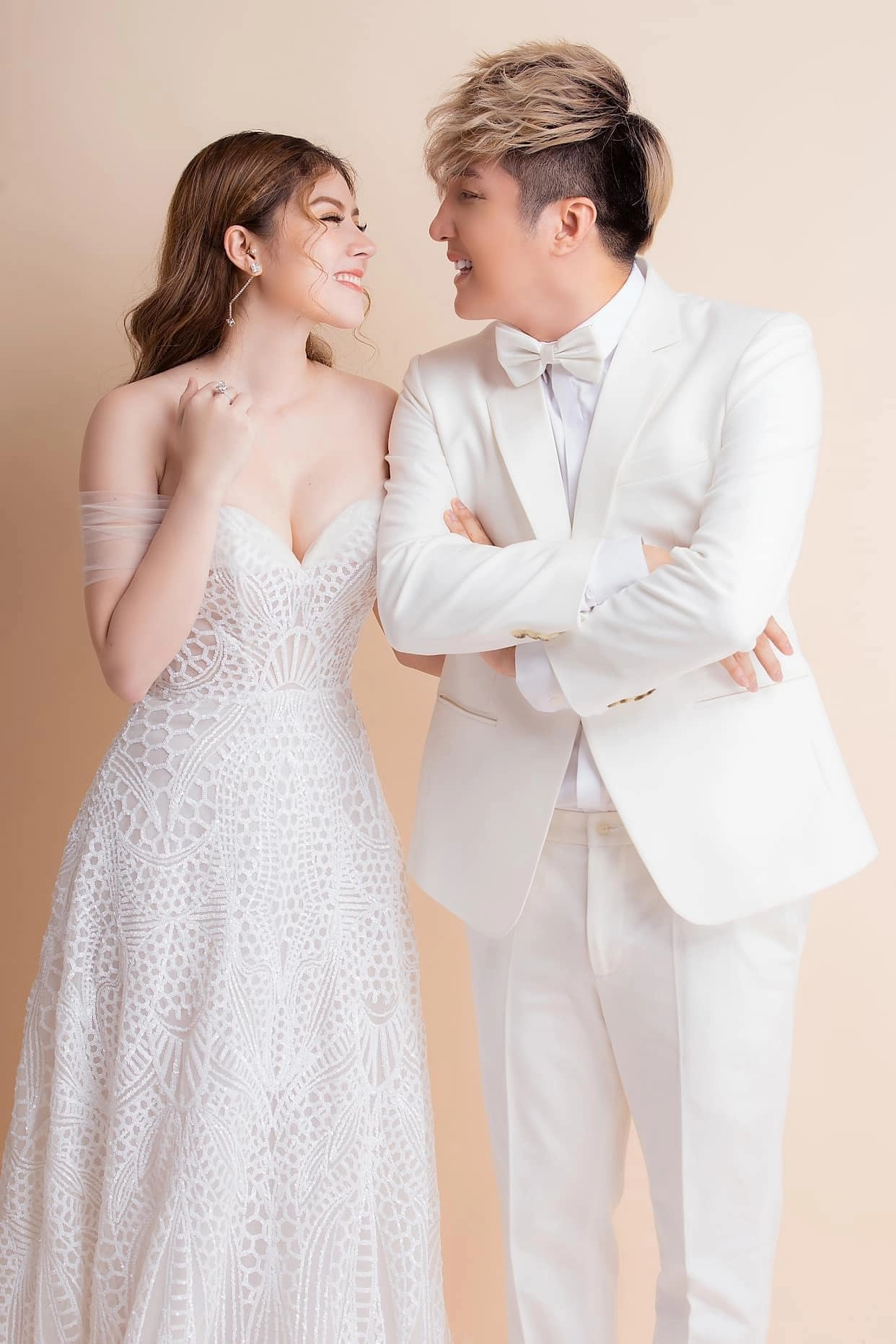 Vua hội chợ miền tây lấy vợ hàn nóng bỏng được 3 con xinh ấn tượng nhất là con gái - 1