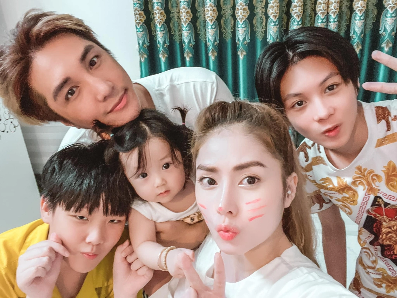 Vua hội chợ miền tây lấy vợ hàn nóng bỏng được 3 con xinh ấn tượng nhất là con gái - 5