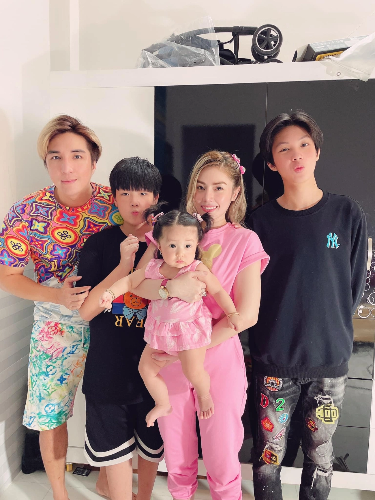 Vua hội chợ miền tây lấy vợ hàn nóng bỏng được 3 con xinh ấn tượng nhất là con gái - 7