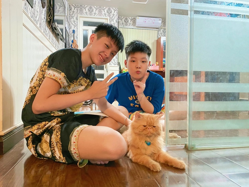 Vua hội chợ miền tây lấy vợ hàn nóng bỏng được 3 con xinh ấn tượng nhất là con gái - 8