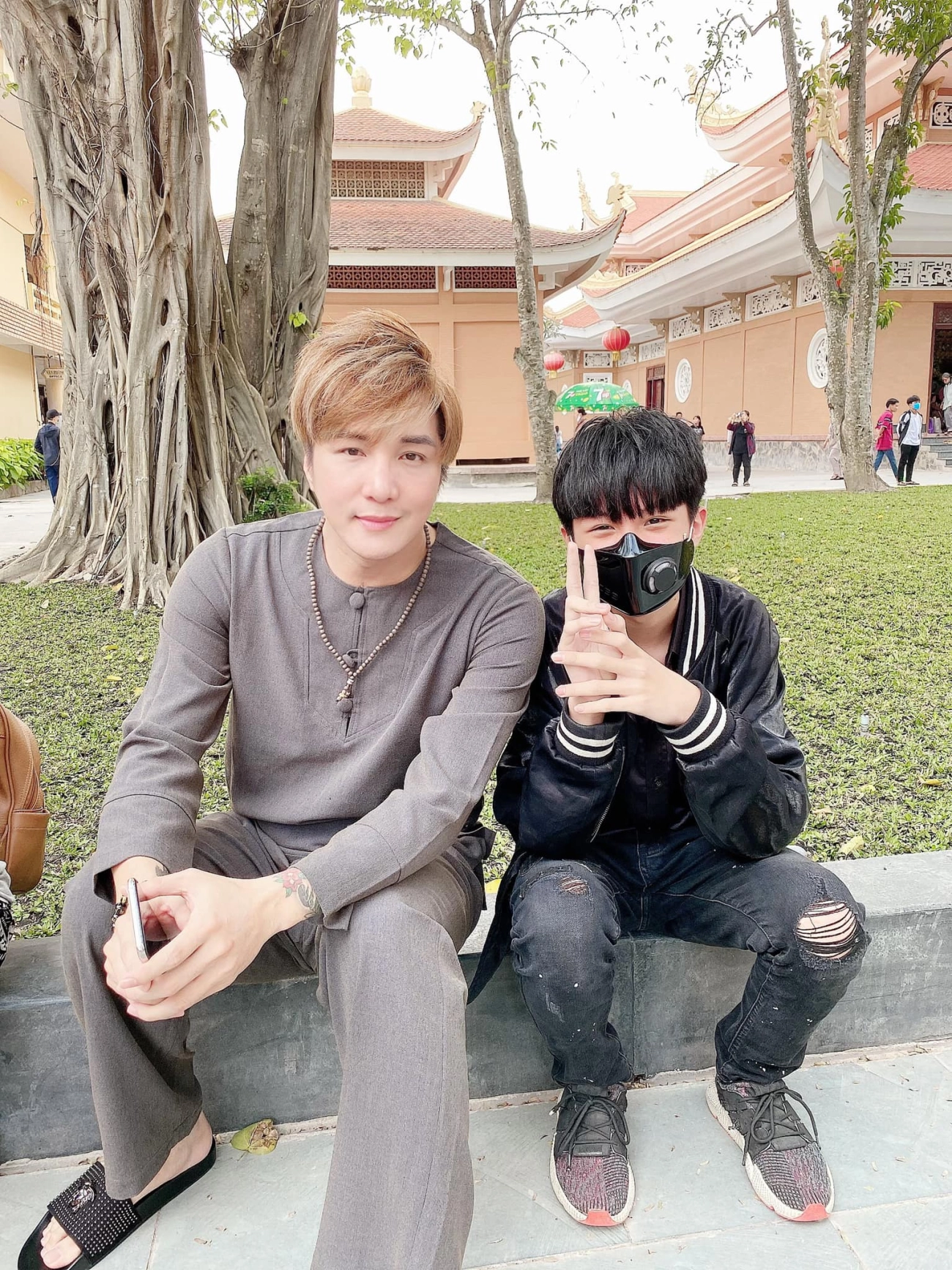 Vua hội chợ miền tây lấy vợ hàn nóng bỏng được 3 con xinh ấn tượng nhất là con gái - 12