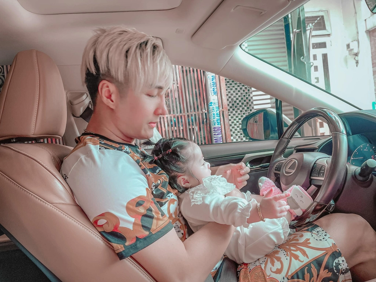 Vua hội chợ miền tây lấy vợ hàn nóng bỏng được 3 con xinh ấn tượng nhất là con gái - 15
