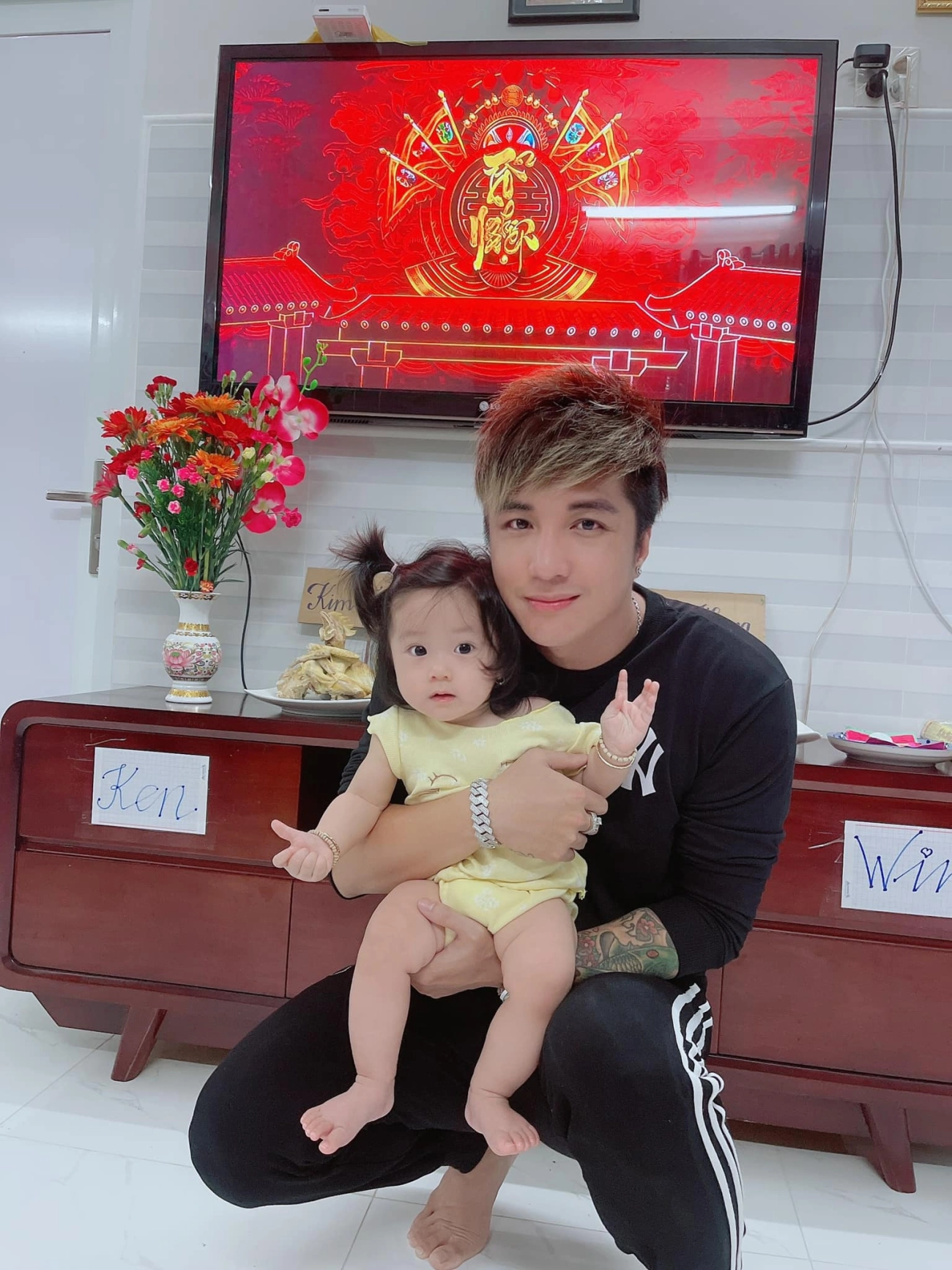 Vua hội chợ miền tây lấy vợ hàn nóng bỏng được 3 con xinh ấn tượng nhất là con gái - 19