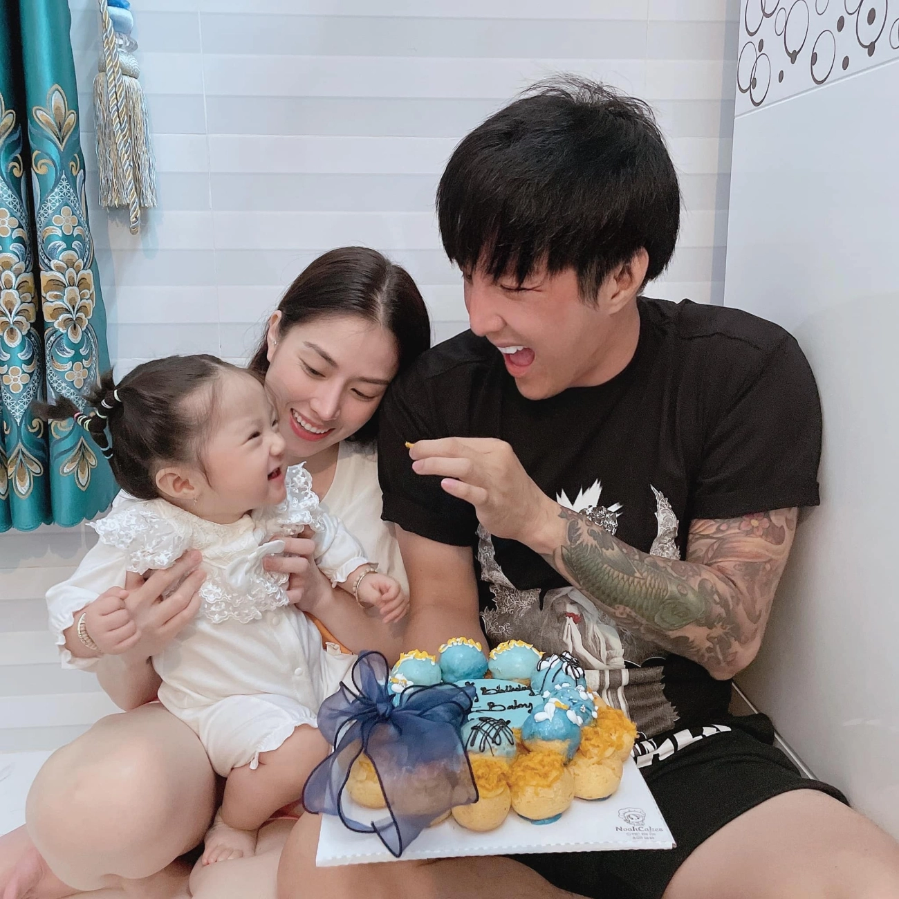 Vua hội chợ miền tây lấy vợ hàn nóng bỏng được 3 con xinh ấn tượng nhất là con gái - 23