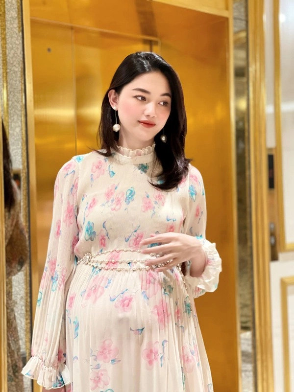 Vừa thông báo mang thai bà bầu mới nhất làng nhan sắc che bụng bằng chiếc túi hiệu khủng - 1