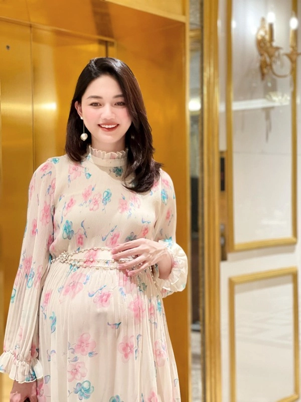 Vừa thông báo mang thai bà bầu mới nhất làng nhan sắc che bụng bằng chiếc túi hiệu khủng - 2